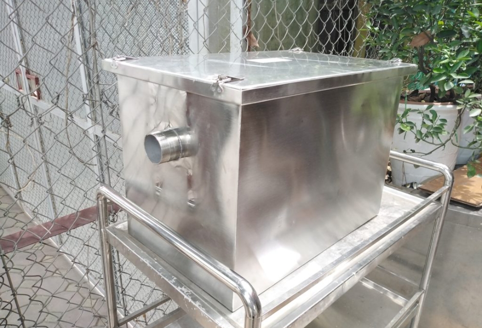 Giá bể tách mỡ nhà hàng phụ thuộc vào nhiều yếu tố như dung tích, kích thước, độ dày inox và vị trí lắp đặt thực tế