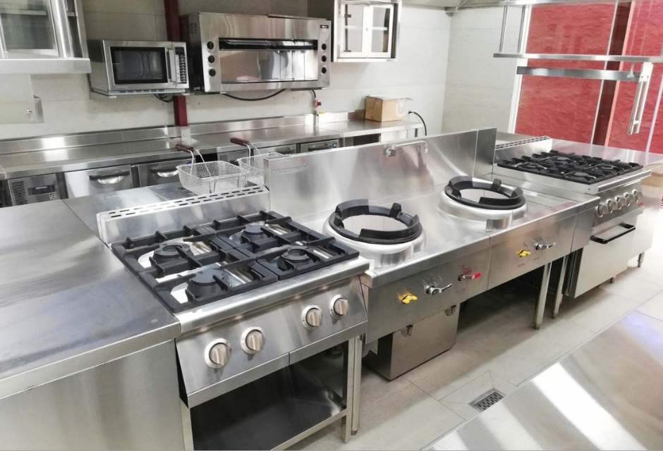 Bếp Âu 4 họng được sử dụng trong các nhà hàng chuyên món Âu và bếp Á hiện đại Bếp Âu 4 họng được sử dụng trong các nhà hàng chuyên món Âu và bếp Á hiện đại