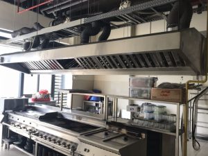 Hệ thống hút khói công nghiệp là tổ hợp các thiết bị, linh kiện hỗ trợ nhau nhằm thực hiện chức năng hút khói và mùi hôi trong môi trường bếp công nghiệp, bếp nhà hàng