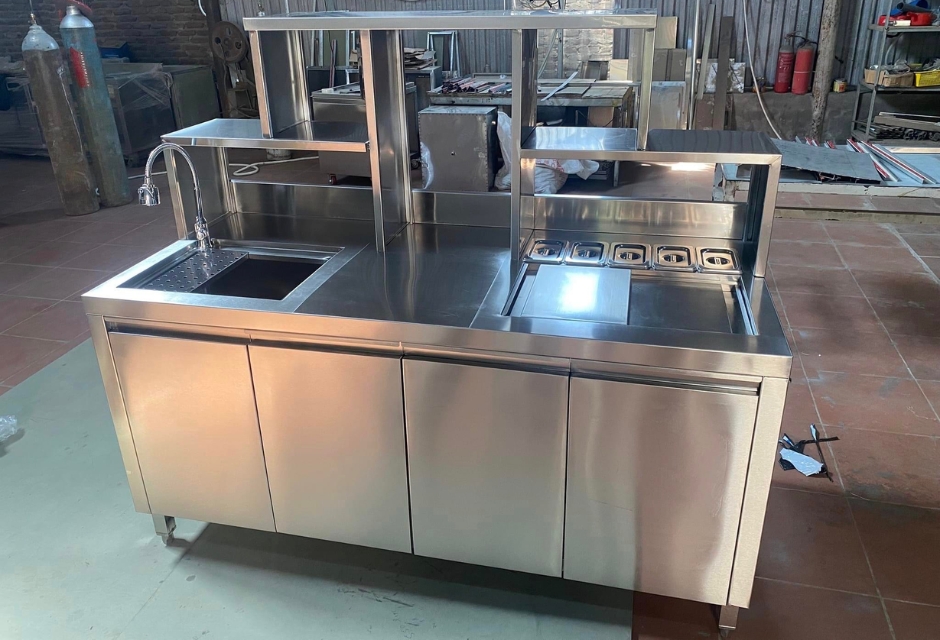Quầy bar inox được sản xuất trực tiếp tại xưởng bằng hệ thống máy móc hiện đại, đảm bảo độ chính xác cao