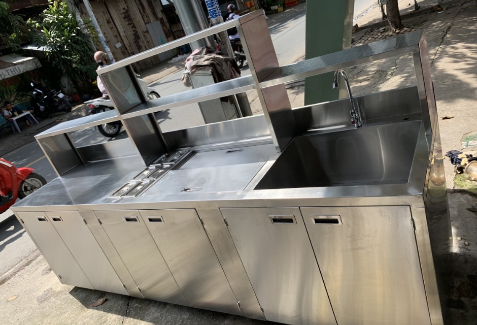 Việc vệ sinh định kỳ giúp quầy bar inox luôn sạch sẽ, duy trì độ sáng bóng