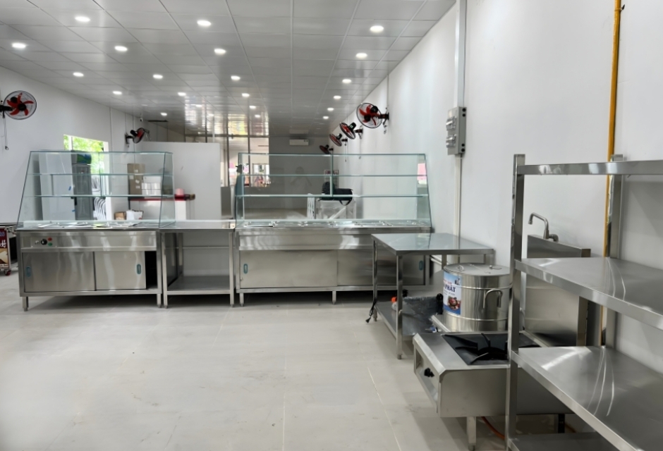 Tủ giữ nhiệt thức ăn được thiết kế để duy trì nhiệt độ ổn định cho món ăn trong suốt quá trình trưng bày và phục vụ Tủ giữ nhiệt thức ăn được thiết kế để duy trì nhiệt độ ổn định cho món ăn trong suốt quá trình trưng bày và phục vụ