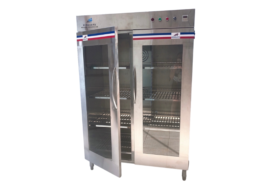 Tủ sấy bát công nghiệp có dung tích lớn, công suất cao và khả năng hoạt động liên tục giúp sấy khô và tiệt trùng chén bát sau khi rửa